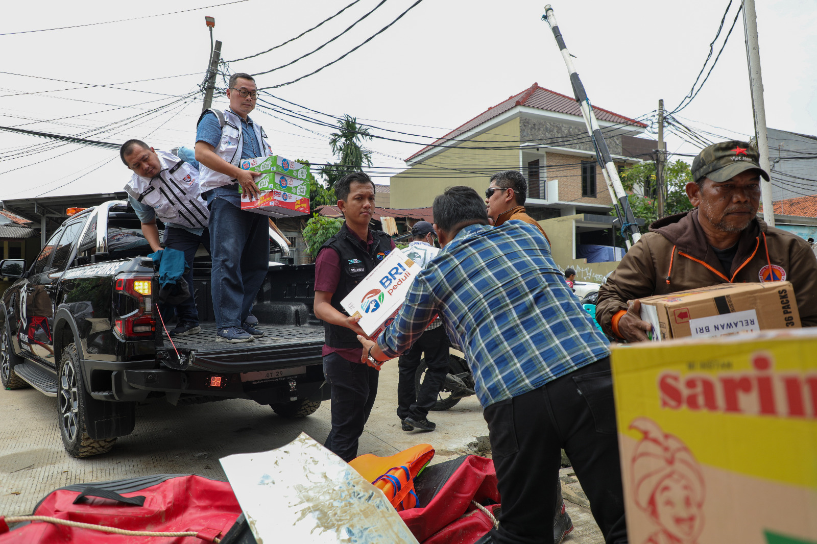 BUMN Gercep Distribusikan Bantuan untuk Korban Banjir Jabodetabek