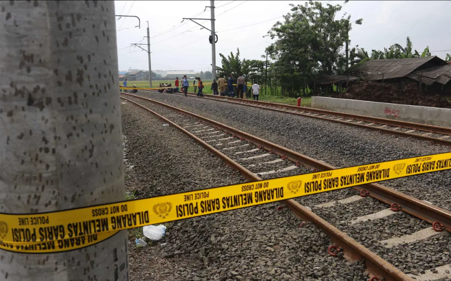 Lansia Tewas Tertabrak Kereta Api di Bekasi, Terseret Hingga 100 Meter