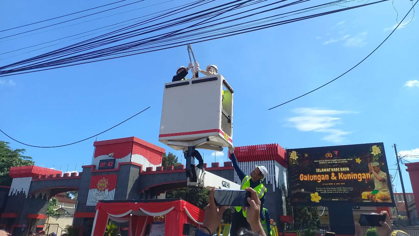 Penataan Trotoar dan Penertiban Kabel Optik oleh Pemkot Depok di Jalan Komjen Pol M. Jasi