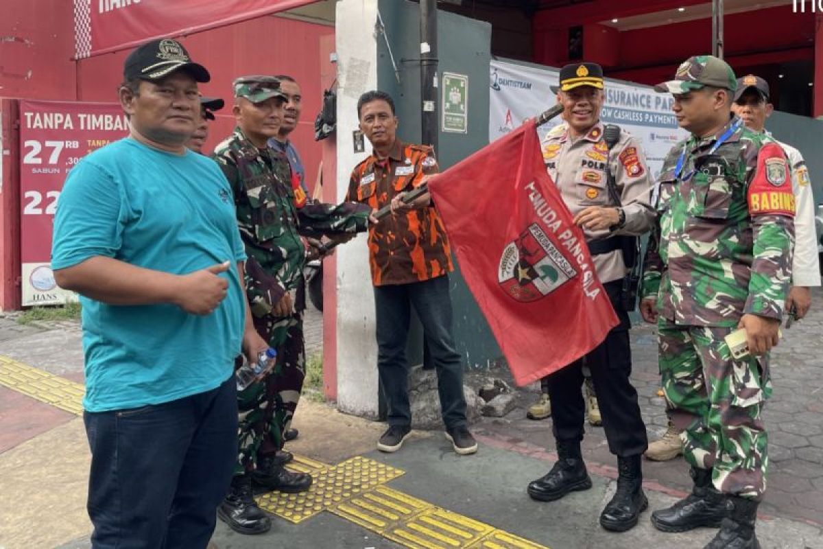 Aparat Kepolisian Tertibkan Ratusan Bendera Ormas di Jakarta Pusat