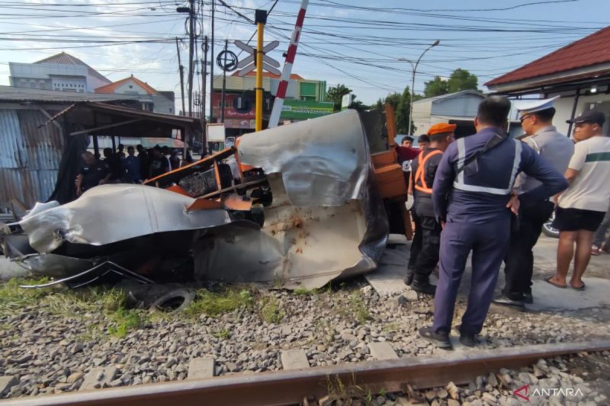 KA Ambarawa Tabrak Truk Tangki Air di Lamongan, 1 Orang Tewas